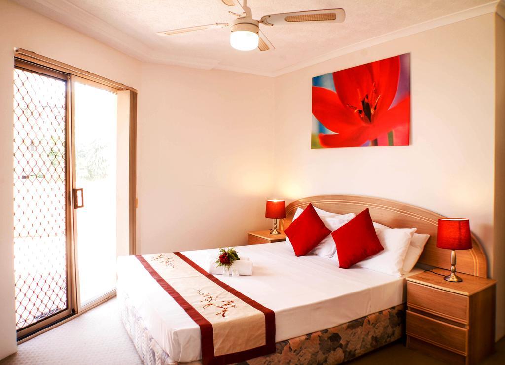 Surfers Riverside Gold Coast Room photo
